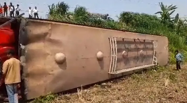 ফরিদপুরে বাস-পিকআপ সংঘর্ষে নিহত ১, আহত ২৫