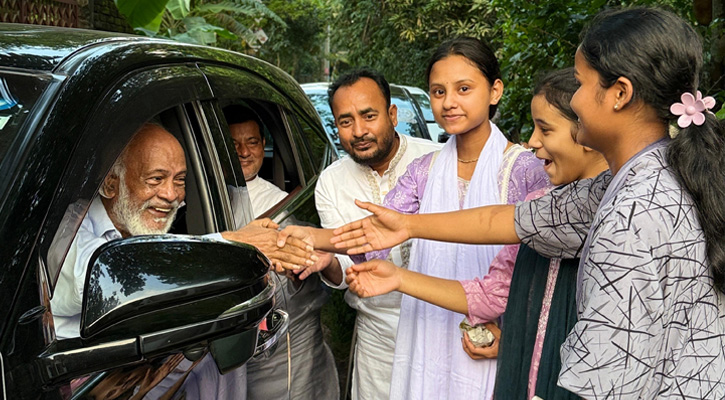 পলাশে গণসংযোগে ব্যস্ত সময় পার করলেন মঈন খান