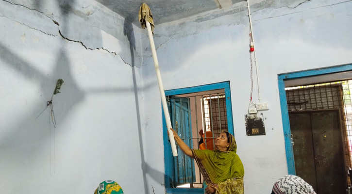 ছাদ থেকে পড়ে জমা পানি, কাদাময় অবস্থায় কোটচাঁদপুর সাবরেজিস্ট্রি অফিস