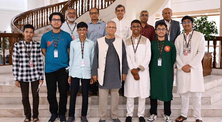 অলিম্পিয়াডে পদকজয়ী ছয় শিক্ষার্থীর সঙ্গে প্রধান উপদেষ্টার সাক্ষাৎ