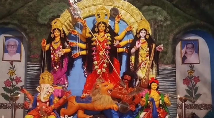 আজ মহাসপ্তমী, রাজবাড়ীর পূজামণ্ডপে দেবী আরাধনায় ভক্তদের ভিড়