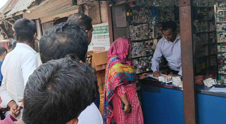 মান্দায় মেয়াদোত্তীর্ণ ঔষুধ ও ফিজিশিয়ান স্যাম্পল রাখায় ৪ ফার্মেসিকে জরিমানা