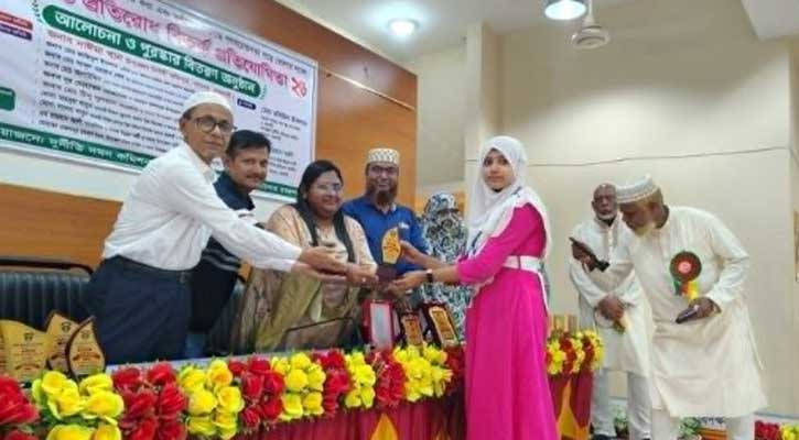 দুর্নীতির বিরুদ্ধে শিক্ষার্থীদের জোরালো লড়াই, তানোরে জমজমাট বিতর্ক প্রতিযোগিতা
