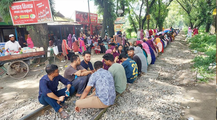 ৬ দফা দাবির সমর্থনে বাকৃবি শিক্ষার্থীদের রেলপথ অবরোধ