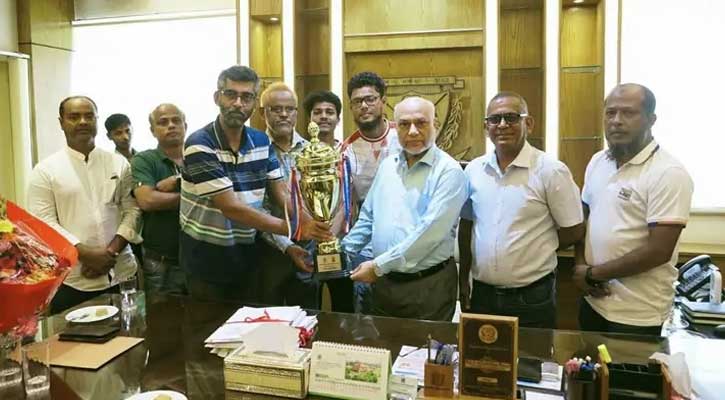 আন্তঃবিশ্ববিদ্যালয় ক্যারাম প্রতিযোগিতায় চ্যাম্পিয়ন দলকে বাকৃবি ভিসির সংবর্ধনা