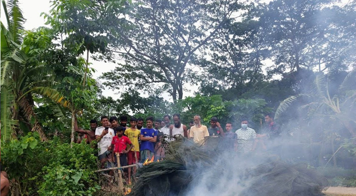 কেন্দুয়ায় ভ্রাম্যমাণ আদালতের অভিযানে ৪ হাজার মিটার অবৈধ জাল ধ্বংস