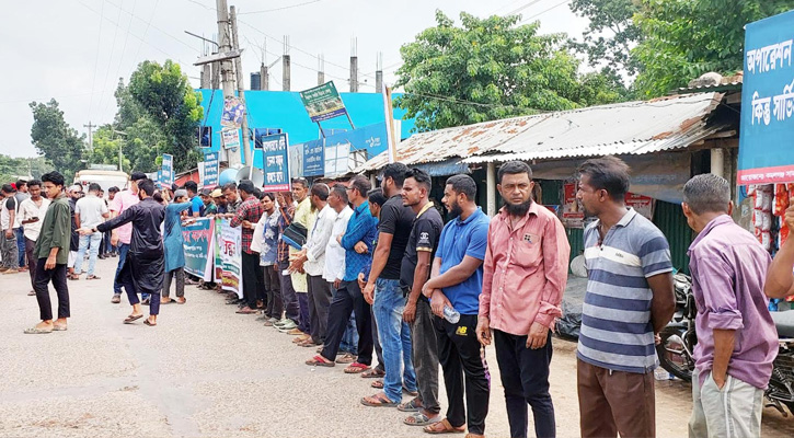কমলগঞ্জ উপজেলা স্বাস্থ্য কমপ্লেক্সে চিকিৎসক সংকট নিরসন ও স্বাস্থ্যসেবা নিশ্চিতের দাবিতে মানববন্ধন