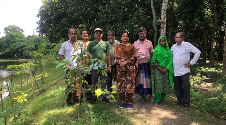 সৃজিত বাগান পরিদর্শনে বিভাগীয় বন কর্মকর্তা অমিতা মন্ডল