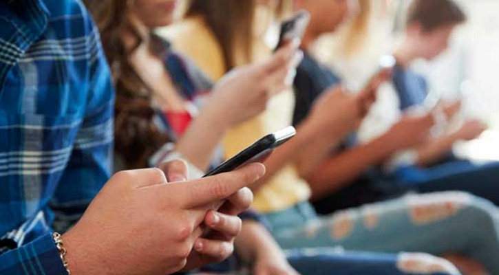 চাঁদপুরে বিদ্যালয়ে মোবাইল ফোন নিষিদ্ধ, শ্রেণিকক্ষে নিতে পারবেন না শিক্ষকেরাও