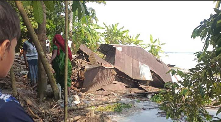 বানারীপাড়ায় ভূমিকম্পের পর বসতঘর নদীগর্ভে বিলীন