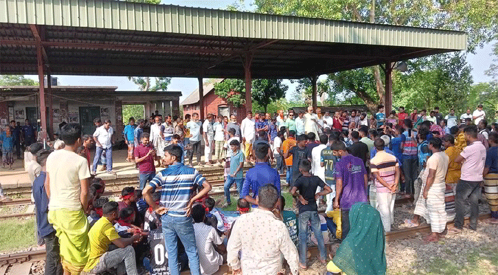 যাত্রাবিরতির দাবিতে নন্দনগাছী স্টেশনে রেলপথ অবরোধ