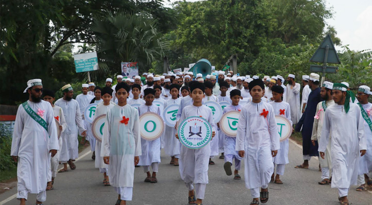 ছারছীনা দরবার শরীফে ঈদে মিলাদুন্নবী (সাঃ) উপলক্ষে আনন্দ মিছিল ও দোয়া মাহফিল