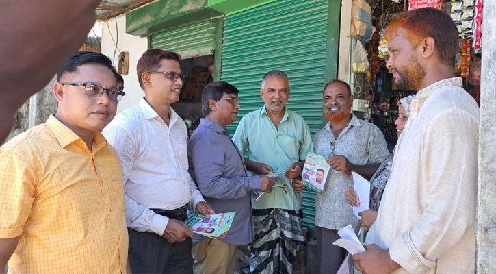 ধানের শীষ প্রতীকে ভোট চেয়ে নীলফামারীতে লিফলেট বিতরণ