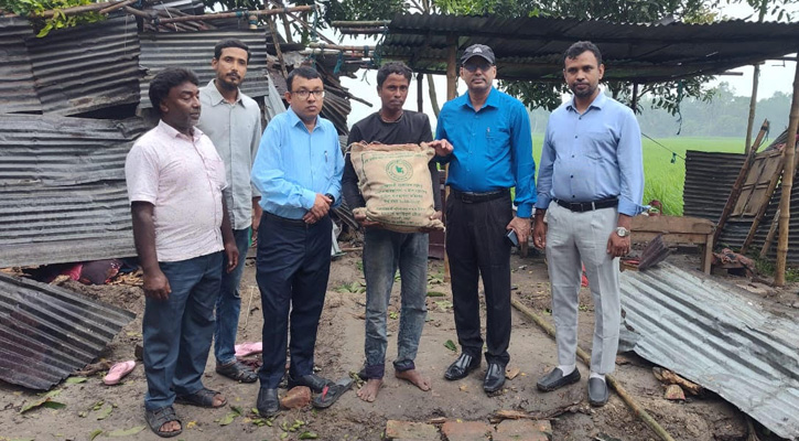 পত্নীতলায় ঝড়ে লণ্ডভণ্ড ঘরবাড়ি ও ফসলের মাঠ: ত্রাণের অপেক্ষায় ক্ষতিগ্রস্তরা