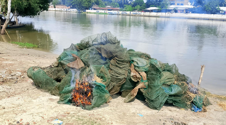 সিংড়ায় সেনাবাহিনীর যৌথ অভিযানে ৬৫টি অবৈধ চায়না দুয়ারী জাল উদ্ধার ও ধ্বংস