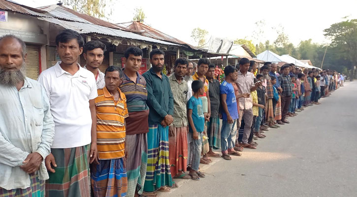 পঞ্চগড়ে জালিয়াতি ও সন্ত্রাসী কায়দায় জমি দখলের অভিযোগে গ্রামবাসীর মানববন্ধন