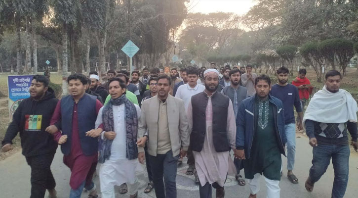 ইনকিলাব মঞ্চের নেতাকর্মীদের উপর হামলার প্রতিবাদে ইবিতে মহাসড়ক অবরোধ