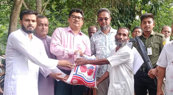 টুঙ্গিপাড়ায় ১০০ বন্যার্ত পরিবারের মাঝে ত্রাণ বিতরণ