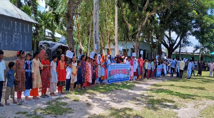 উলিপুরে খেলার মাঠ অক্ষত রেখে নতুন ভবন নির্মাণের দাবীতে মানববন্ধন