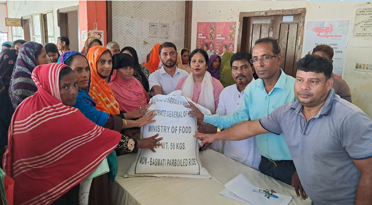 রাজবাড়ীতে ভিডব্লিউবি কর্মসূচির আওতায় ২ হাজার ২২০ নারীর মাঝে চাল বিতরণ