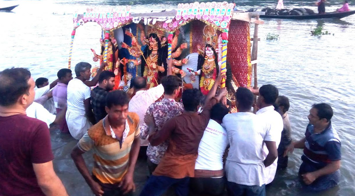 আত্রাইয়ে প্রতিমা বিসর্জনের মধ্য দিয়ে শেষ হলো শারদীয় দুর্গোৎসব