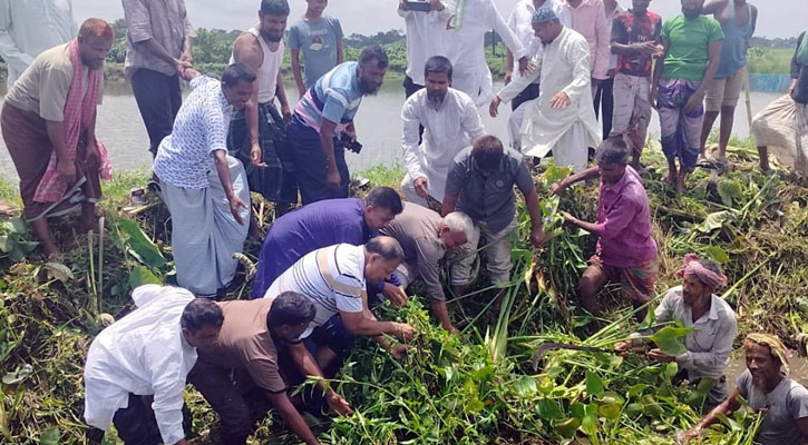 তারাকান্দায় খালের জলাবদ্ধতা নিরসনে কচুরিপানা ও আবর্জনা অপসারণ করলেন বিএনপি নেতৃবৃন্দ
