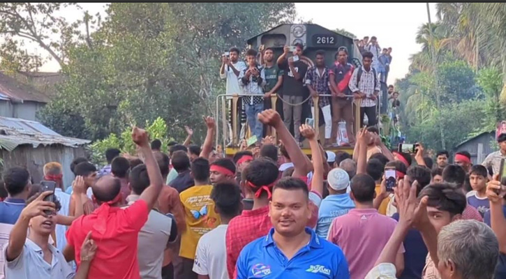 কিশোরগঞ্জ-৫ আসনে শেখ মজিবুর রহমান ইকবালের সমর্থনে ট্রেন আটকিয়ে গণমিছিল