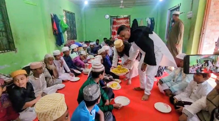 খালেদা জিয়ার সুস্থতা কামনায় এতিম কোরআনের পাখিদের খাবার পরিবেশন করলেন বিএনপি নেতা কাজী শিপন