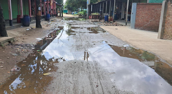 শ্রীপুরের বহেরারচালায় সড়কে বসতবাড়ির ময়লা পানি, চলাচলে দুর্ভোগ