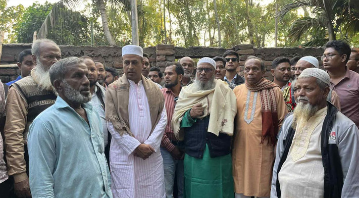 মান্দায় অগ্নিকাণ্ডে ক্ষতিগ্রস্ত বাড়ি পরিদর্শন ও আর্থিক সহায়তা প্রদান