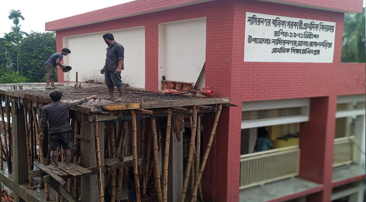 বৃষ্টির মধ্যেই ছাদে ঢালাই, জনস্বাস্থ্য প্রকৌশল অধিদপ্তরের কাজে অনিয়মের অভিযোগ