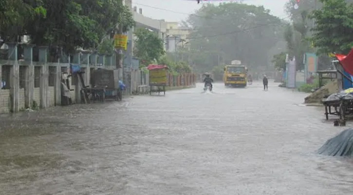 নোয়াখালীতে টানা বৃষ্টিতে জলাবদ্ধতা, জনদুর্ভোগ চরমে