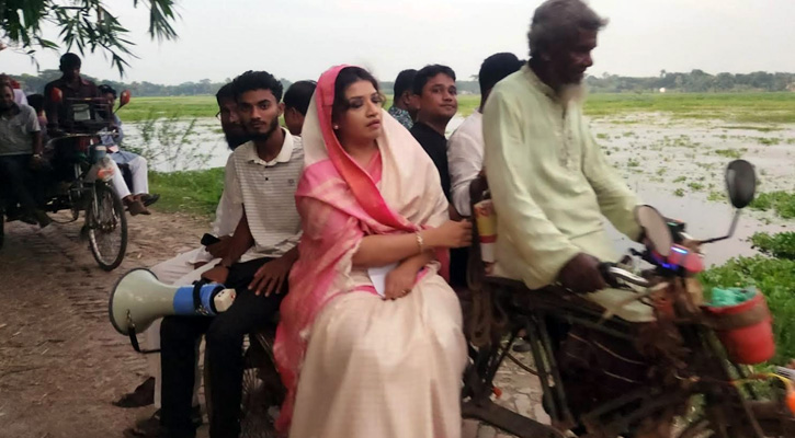 অটোভ্যানে পূজামণ্ডপ পরিদর্শন করলেন শামা ওবায়েদ