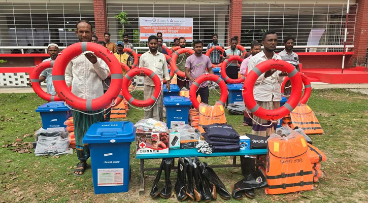 রাঙ্গাবালীতে সমুদ্রগামী জেলেদের মাঝে নিরাপত্তা সরঞ্জাম বিতরণ