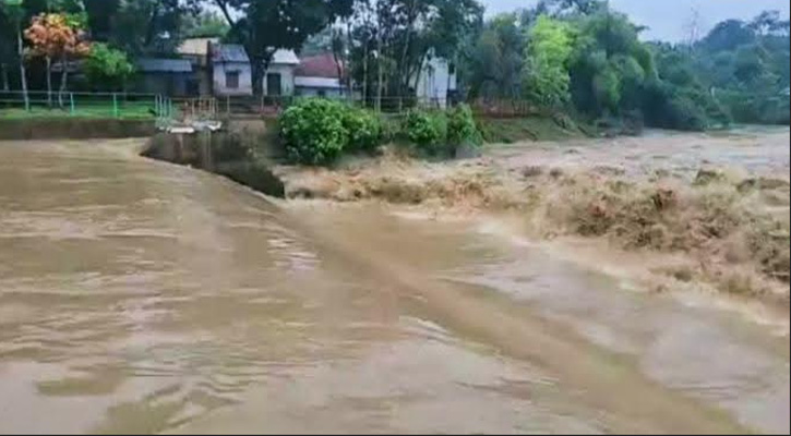 ভারি বর্ষণে তলিয়ে গেছে ফটিকছড়ির বিভিন্ন এলাকা, জনজীবন স্থবির