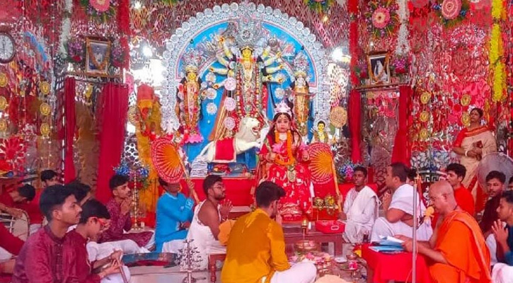 ফরিদপুরে কুমারী পূজায় ভক্ত-দর্শনার্থীদের উপচেপড়া ভিড়