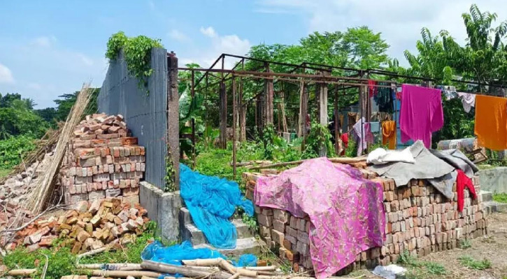 মধুমতির পেটে আশ্রয়ণ প্রকল্পের ১০০ ঘর, সরকারি মালামাল বিক্রির অভিযোগ