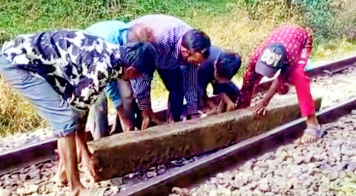 কমলগঞ্জে রেললাইনে স্লিপার ফেলে ট্রেন দুর্ঘটনার চেষ্টা