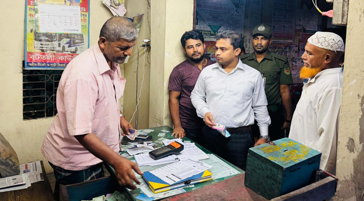 লক্ষ্মীপুরে প্রশাসনের হস্তক্ষেপে অতিরিক্ত ভাড়া ফেরত পেলেন ৫০ যাত্রী