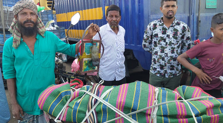 ২০ বছর ধরে জীবিকার তাগিদে লাশ টেনে সংসার চালাচ্ছেন মোরেলগঞ্জের বেল্লাল মল্লিক