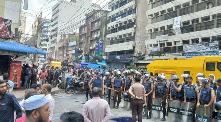 ইসলামী ব্যাংকের সামনে উত্তেজনা, পুলিশের লাঠিচার্জ - টিয়ার গ্যাস নিক্ষেপ