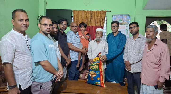 লবণ ফ্যাক্টরীতে বয়লার বিস্ফোরণে নিহত দিদারের পরিবারকে প্রেস ক্লাব নেতাদের সমবেদনা
