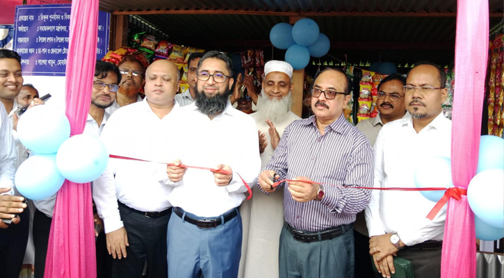 সিংগাইরে ভিক্ষুক পুনর্বাসন কার্যক্রম উদ্বোধন করলেন ঢাকা বিভাগীয় কমিশনার