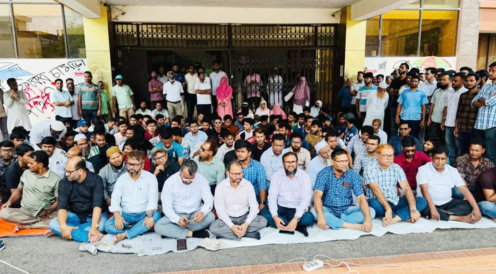 পবিপ্রবিতে উপাচার্যের পদত্যাগ দাবিতে চতুর্থ দিনের আন্দোলন