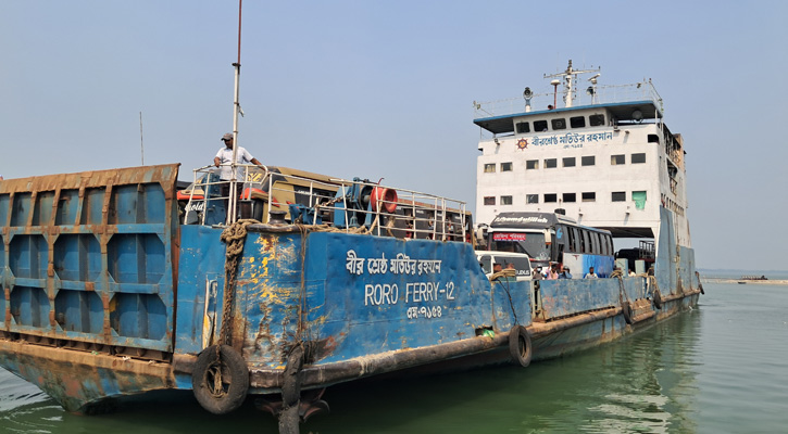বৈরী আবহাওয়ায় দৌলতদিয়া-পাটুরিয়া নৌরুটে ফেরিসহ সব ধরনের নৌযান চলাচল বন্ধ