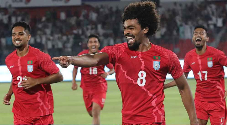 ফ্রি কিক থেকে হামজার গোলে এগিয়ে বাংলাদেশ