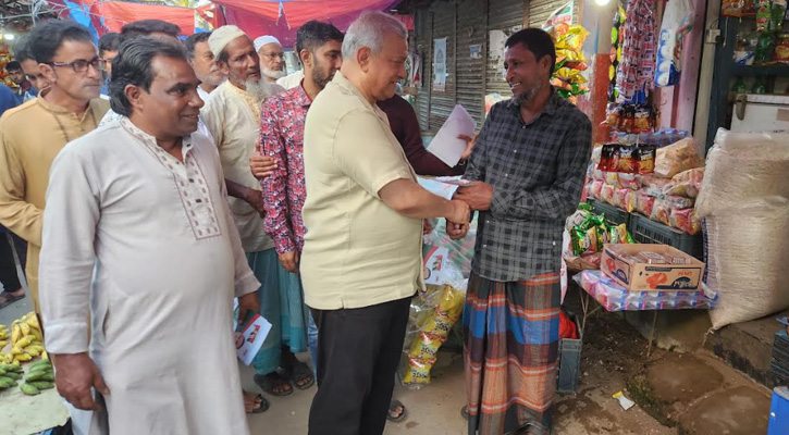 ৩১ দফার লিফলেট হাতে তুলে ধানের শীষে ভোট চাইলেন বিএনপির প্রার্থী