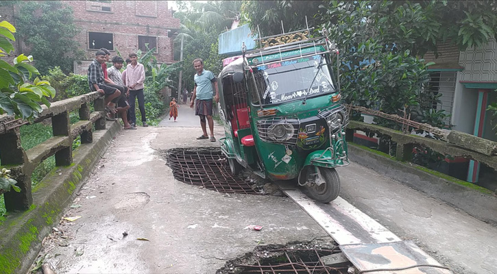 তিতাসে সেতুর মাঝখানে গর্ত, ঝুঁকি নিয়ে চলছে যানবাহন চলাচল