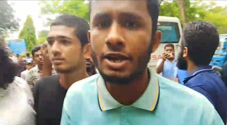 র‍্যাগিংয়ের দায়ে বহিষ্কৃতদের পক্ষে মানববন্ধন করতে এসে সাংবাদিকদের হুমকি