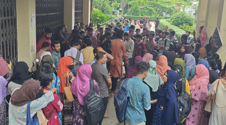 কুবির ফার্মেসী বিভাগে শিক্ষক সংকট: প্রায় ৪ ঘণ্টা  অবরুদ্ধ প্রশাসনিক ভবন